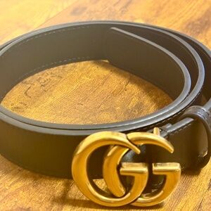 Gucci- like gold-logo buckled, black leather belt